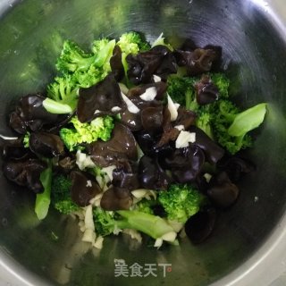 西兰花拌木耳的做法步骤：3