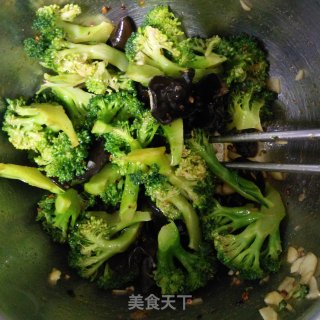 西兰花拌木耳的做法步骤：7