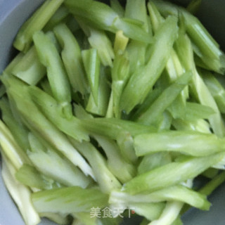 腊肠炒西芹的做法步骤：3