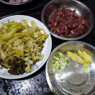 酸菜牛肉的做法步骤：1