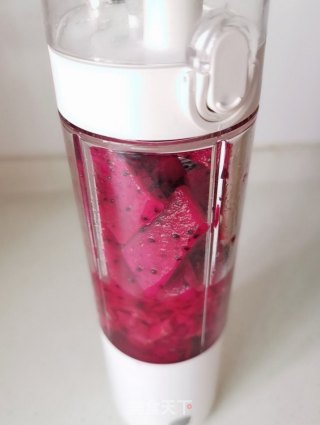 火龙果煎饼的做法步骤：2