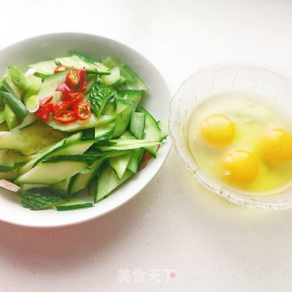 黄瓜炒鸡蛋的做法步骤：2
