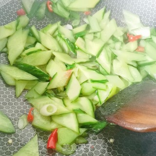 黄瓜炒鸡蛋的做法步骤：7