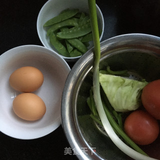 荷兰豆番茄汤面的做法步骤：1