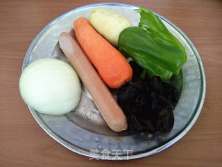 牛肉肠时蔬炒饭的做法步骤：1