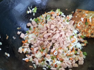牛肉肠时蔬炒饭的做法步骤：9