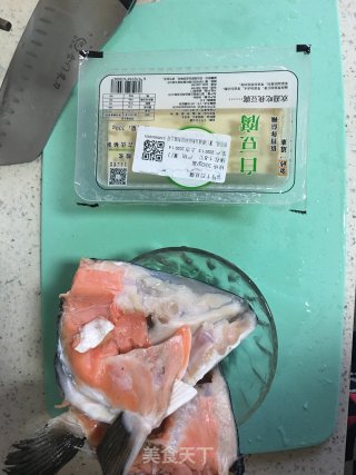 豆腐三文鱼头汤的做法步骤：1