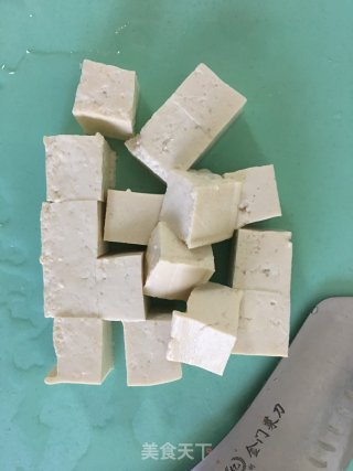 豆腐三文鱼头汤的做法步骤：2