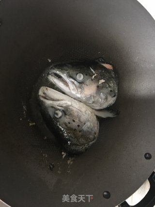 豆腐三文鱼头汤的做法步骤：3