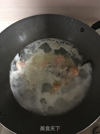 豆腐三文鱼头汤的做法步骤：4