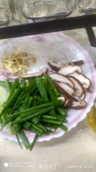 香菇香葱炒黑鱼的做法步骤：2