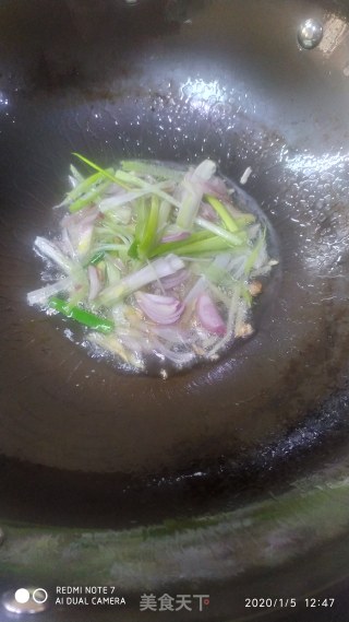 香菇香葱炒黑鱼的做法步骤：3