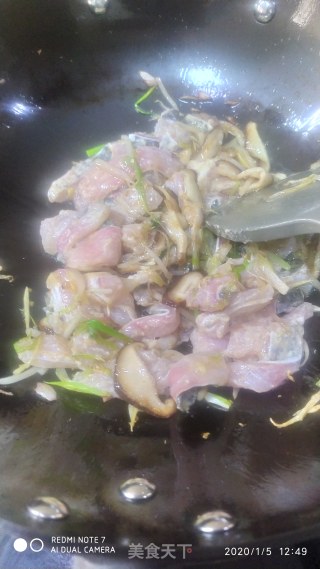 香菇香葱炒黑鱼的做法步骤：5