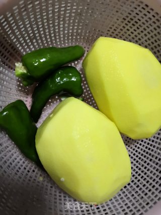 青椒土豆片的做法步骤：1