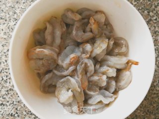菠萝虾球的做法步骤：2