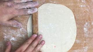 午餐肉酥皮卷制作教程,一个手抓饼就可以做，不用和面，酥得掉渣的美味的做法步骤：1