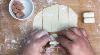 午餐肉酥皮卷制作教程,一个手抓饼就可以做，不用和面，酥得掉渣的美味的做法步骤：3