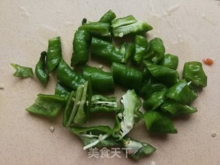 螺丝椒蕃茄炒鸡蛋的做法步骤：1