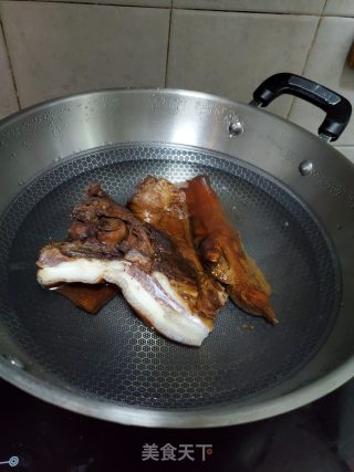 薰腊猪蹄煲山药的做法步骤：2