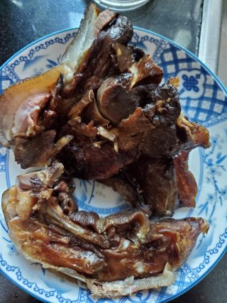 薰腊猪蹄煲山药的做法步骤：3