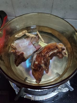 薰腊猪蹄煲山药的做法步骤：5