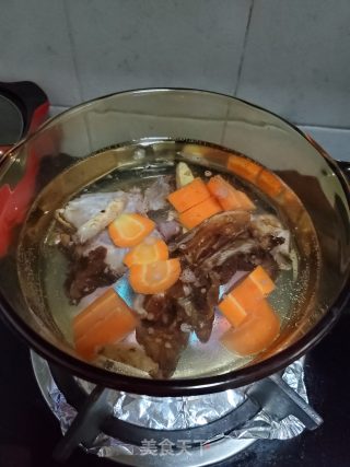 薰腊猪蹄煲山药的做法步骤：7