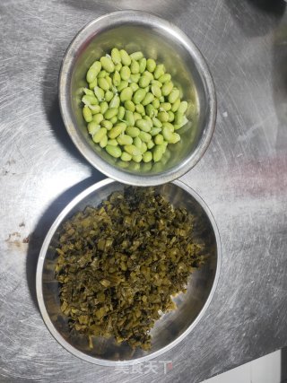 雪菜烧毛豆的做法步骤：1