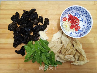 荷兰豆拌腐竹的做法步骤：2