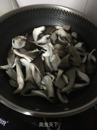蒜苔炒平菇的做法步骤：2