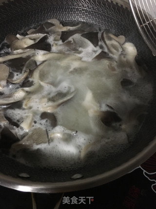 蒜苔炒平菇的做法步骤：3