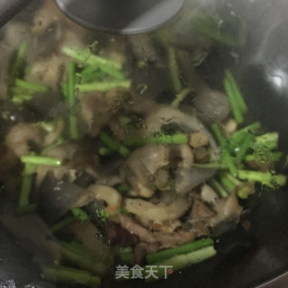 蒜苔炒平菇的做法步骤：14