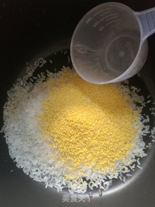 猪头肉韭菜二米粥的做法步骤：1