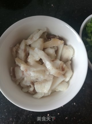 猪头肉韭菜二米粥的做法步骤：2