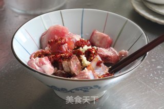 粉蒸排骨的做法步骤：1