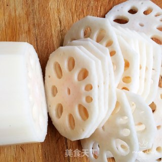 椒盐香酥藕片的做法步骤：1