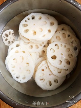 椒盐香酥藕片的做法步骤：2