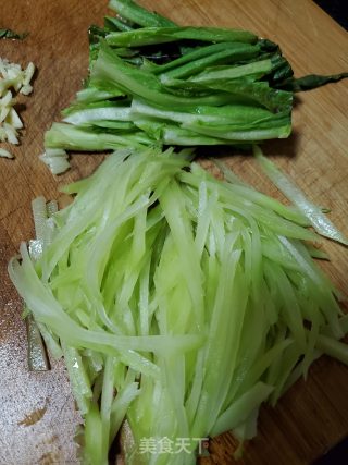 炒莴笋丝的做法步骤：1