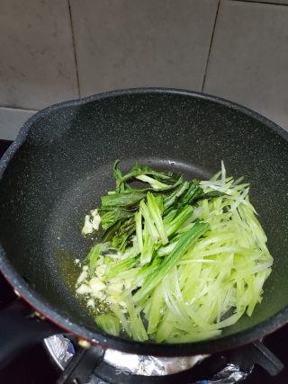 炒莴笋丝的做法步骤：4