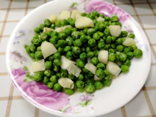 青豆炒马蹄的做法步骤：8