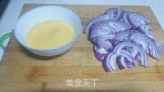 洋葱炒鸡蛋的做法步骤：2