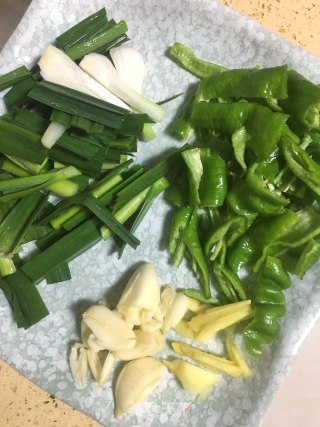烟笋丝炒腊肉的做法步骤：3