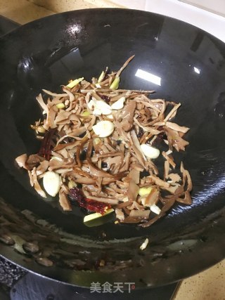 烟笋丝炒腊肉的做法步骤：4