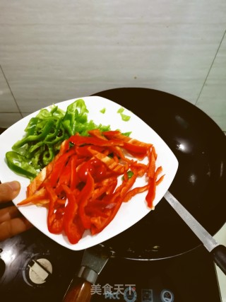 青红椒炒蛋的做法步骤：5