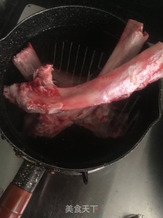 胡萝卜马蹄牛骨汤的做法步骤：1