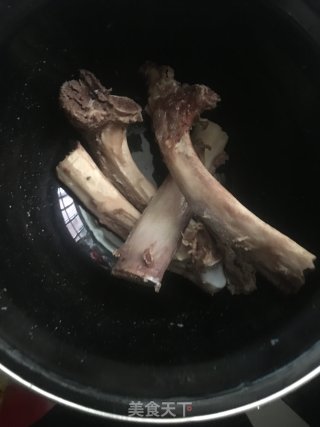 胡萝卜马蹄牛骨汤的做法步骤：2