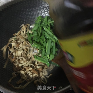 韭菜炒千张的做法步骤：9