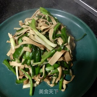 韭菜炒千张的做法步骤：12