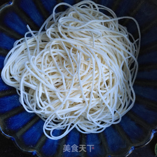 红油酸汤鸡蛋面的做法步骤：1