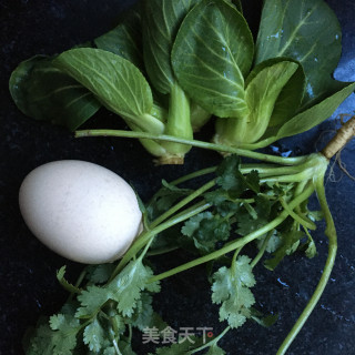 红油酸汤鸡蛋面的做法步骤：2