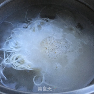 红油酸汤鸡蛋面的做法步骤：3